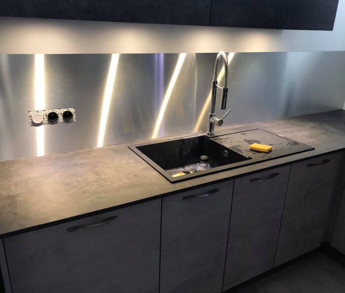 Pose - Crédence en alu brossé argenté